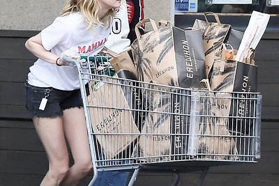 Nuolatinės prekybos tinklo klientės – Cara Delevingne ir Kaia Gerber 