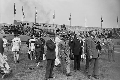 1924 metais vasaros olimpinės žaidynės antrąkart surengtos Paryžiuje. Kolombo olimpiniame stadione pirmą kartą pasirodė ir Lietuvos sportininkai. Nuotraukoje įamžinti:  TOK prezidentas baronas Pierre’as de Coubertinas, Velso princas, būsimasis karalius Eduardas VIII, Prancūzijos olimpinio komiteto p