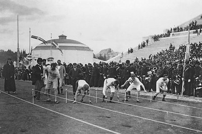 1896 metų olimpinės žaidynės. Šimto metrų bėgikai rengiasi startui