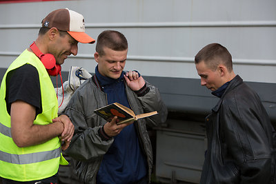 Režisieriaus paraginti filmo herojai Rimants (akt. Džiugas Grinys) ir Minde (akt. Robertas Petraitis) patirties sėmėsi iš vienintelės to laikmečio lytinio švietimo knygos – Janio Zalyčio „Meilės vardu“