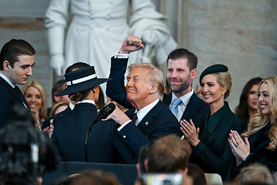 Trumpų klano triumfas. Centre – Donaldas ir Melania, kairėje – prezidento jaunėlis Barronas, dešinėje – vyresnės atžalos: Ericas, Ivanka ir Tiffany  / Getty nuotrauka