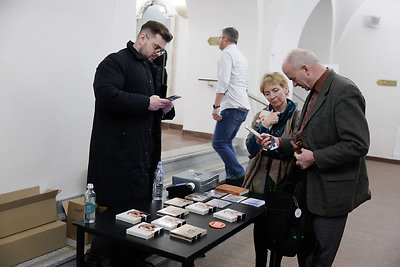 Valstybinio jaunimo teatro scenoje suskambėjo legendiniai aktorių balsai