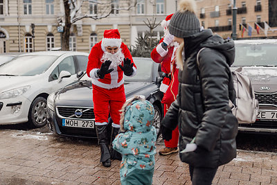 Kalėdų seneliai kviečia aukoti beglobiams gyvūnams