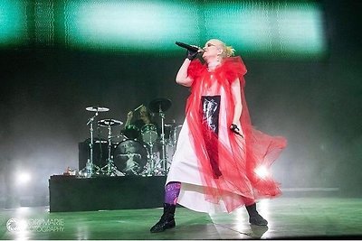 „Garbage“ vokalistė Shirley Manson su Dianos Paukštytės suknelė