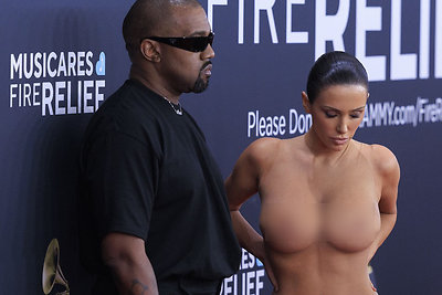 Kanye Westas su žmona Bianca Censori ant „Grammy“ raudonojo kilimo