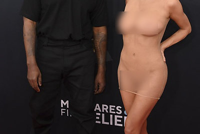 Kanye Westas su žmona Bianca Censori ant „Grammy“ raudonojo kilimo