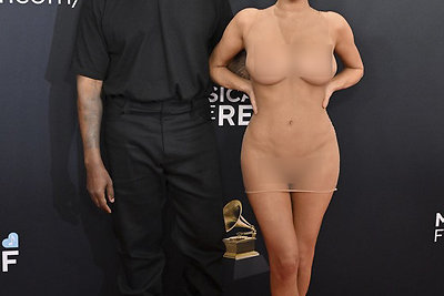 Kanye Westas su žmona Bianca Censori ant „Grammy“ raudonojo kilimo