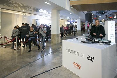 Pirkėjai šluoja „Balmain x H&M“ kolekciją