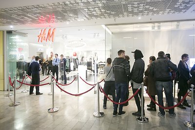 Pirkėjai šluoja „Balmain x H&M“ kolekciją