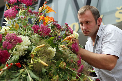 Rekordais išgarsėjęs floristas Modestas Vasiliauskas sūpuoja pirmagimę