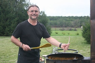 Antanas Bosas svečiams pagamino plovą iš šernienos.