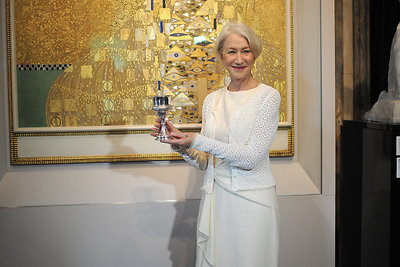 Helen Mirren prie Gustavo Klimto paveikslo „Auksinė Adelė“