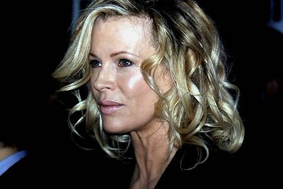 Kim Basinger ragina Vladimirą Putiną išlaisvinti baltuosius delfinus