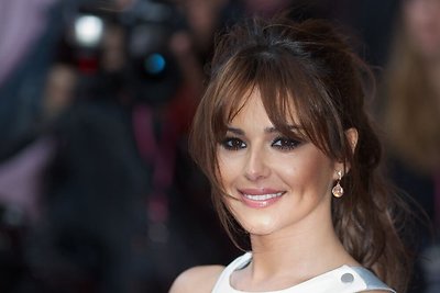 Cheryl Cole filmuodamasi naujame klipe grįžo į septintąjį dešimtmetį vilkėdama geltoną liemenėlę