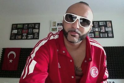 Įvertinkite: didžėjus Sezzy gerbėjams skyrė gimtadieniško repo vaizdo klipą