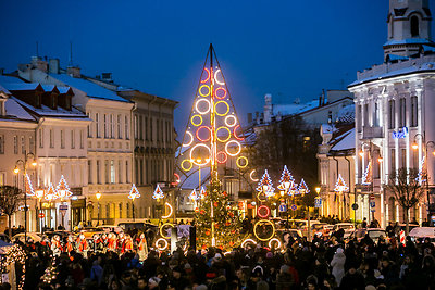 Vilniaus Rotušės aikštėje įžiebta Kalėdų eglė