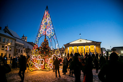 Vilniaus Rotušės aikštėje įžiebta Kalėdų eglė