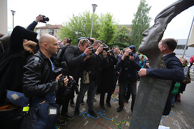 Vilniuje atidengtas paminklas Johnui Lennonui