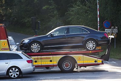 Po avarijos automobilis, kuriuo buvo vežamas Švedijos karalius Carlas XVI Gustafas.