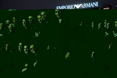 Dizaineris Giorgio Armani (centre)