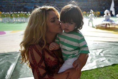 Shakira su sūnumi Milanu Pasaulio futbolo čempionato uždarymo ceremonijoje