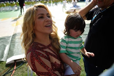 Shakira su sūnumi Milanu Pasaulio futbolo čempionato uždarymo ceremonijoje