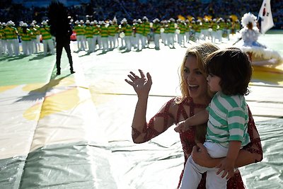 Shakira su sūnumi Milanu Pasaulio futbolo čempionato uždarymo ceremonijoje