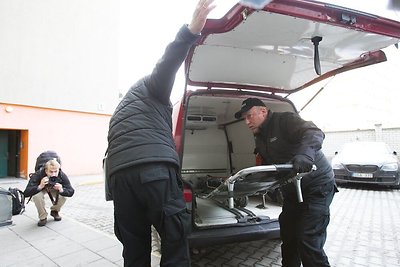 Darbuotojai ruošiasi išnešti Vytauto Šapranausko kūną.