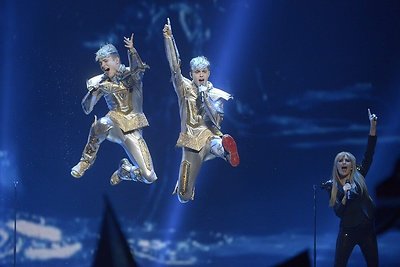 Pirmojo „Eurovizijos“ pusfinalio nugalėtojų spaudos konferencijoje žurnalistus pakeitė klausimus uždavinėję dvyniai „Jedward“