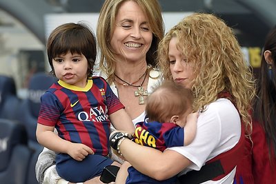 Shakira su Gerard'o Pique mama Montserrat ir sūnumis Milanu bei Sasha