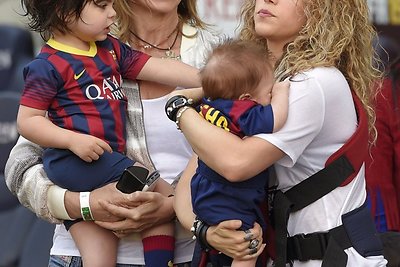 Shakira su Gerard'o Pique mama Montserrat ir sūnumis Milanu bei Sasha