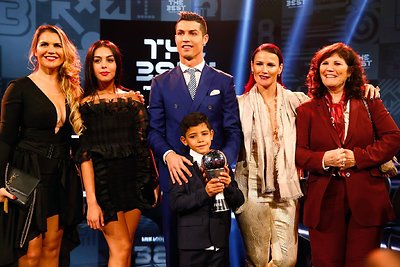 Cristiano Ronaldo su sūnumi, motina, seserimis ir drauge Georgina Rodriguez