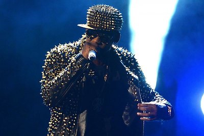 Neįtikėtini kaltinimai hito „I Believe I Can Fly“ atlikėjui R. Kelly: kalino ir naudojosi šešiomis merginomis