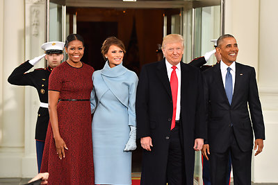 Michelle Obama, Melania Trump, Donaldas Trumpas ir Barackas Obama