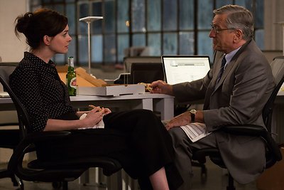 Anne Hathaway ir Robertas De Niro filme „Naujokas“