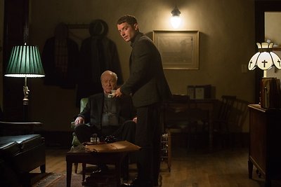 Michaelas Caine'as ir Elijah Woodas filme „Paskutinis raganų medžiotojas“