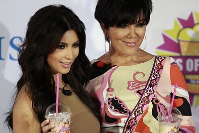 Realybės šou žvaigždė Kim Kardashian su mama Kris Jenner