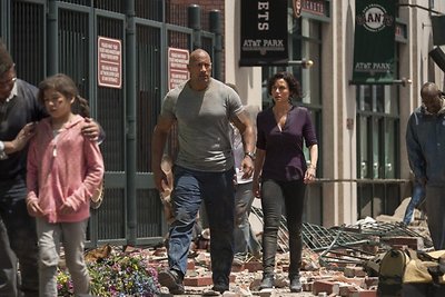 Dwayne'as Johnsonas ir Carla Gugino filme „San Andreas“