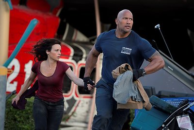 Carla Gugino ir Dwayne'as Johnsonas filme „San Andreas“