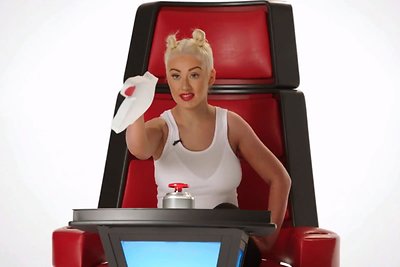 Christina Aguilera parodijuoja Miley Cyrus