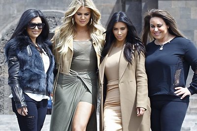 Kim Kardashian ir Khloe Kardashian su pusseserėmis Kara ir Kourtni Armėnijoje