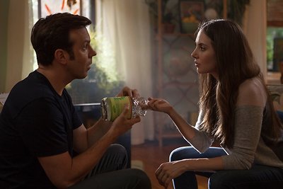 Jasonas Sudeikis ir Alison Brie komedijoje „Dėl visko kaltas seksas“