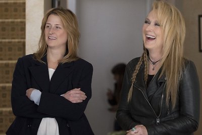 Mamie Gummer ir Meryl Streep filme „Roko karalienė“