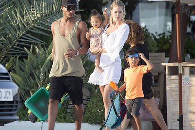 Doutzen Kroes ir Sunnery Jamesas su vaikais Phyllonu ir Myllena Mae