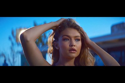 Gigi Hadid Calvino Harriso vaizdo klipe „How Deep Is Your Love“