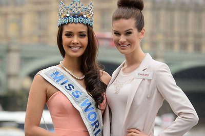 Megan Young su „Mis Anglija“ Carina Tyrrell