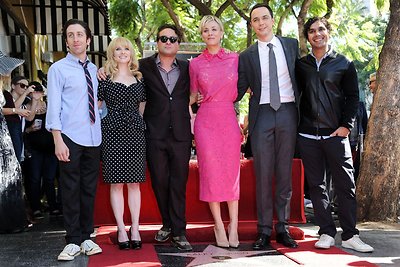 Simonas Helbergas, Melissa Rauch, Johnny Galecki, Kaley Cuoco, Jimas Parsonsas ir Kunalas Nayyaras