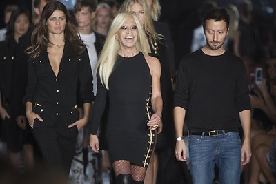 Donatella Versace ir Anthony Vaccarello „Versus“ kolekcijos pristatyme