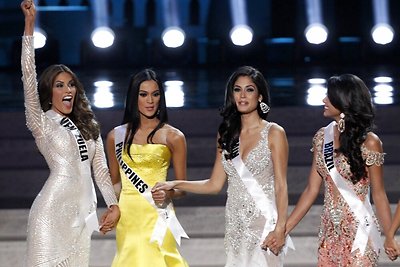 47RS Miss Venezuela Gabriela Isler (L) reacts during the Miss Universe 2013 pageant at the Crocus City Hall in Moscow November 9, 2013. Also pictured are (2nd L-R) Miss Philippines Ariella Arida, Miss Spain Patricia Yurena Rodriguez