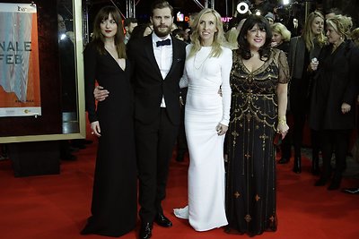 Dakota Johnson ir Jamie Dornanas su režisiere Sam Taylor-Johnson ir rašytoja E.L.James